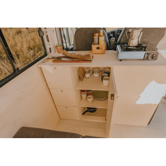 Meuble de cuisine Porte PLUS CP3 de Simple Vans | Aménagement cuisine van aménagé | Etagères