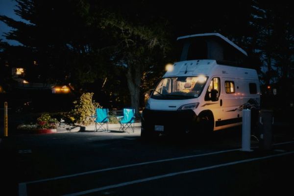 Fourgon aménagé éclairé dans la nuit