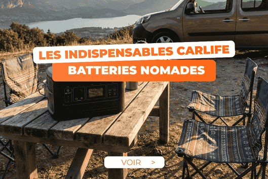 batterie nomade sur une table devant une voiture en camping