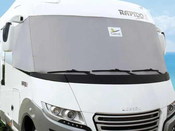 camping-car avec un rideau isolant CLAIRVAL sur le pare brise