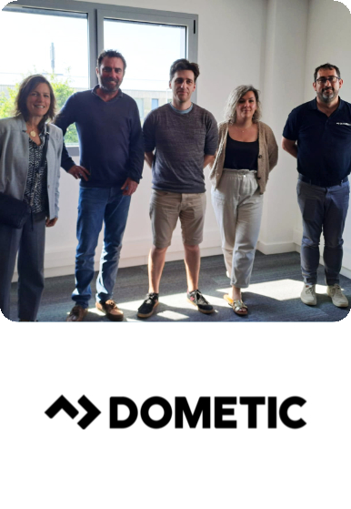 photo des équipes H2R Equipements et DOMETIC, avec le logo