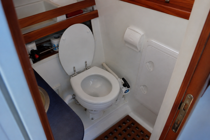 van aménagé avec une personne sur le toit