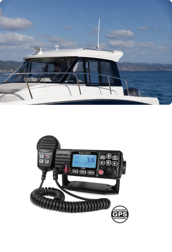 bateau avec une antenne VHF installée sur le toit de la cabine