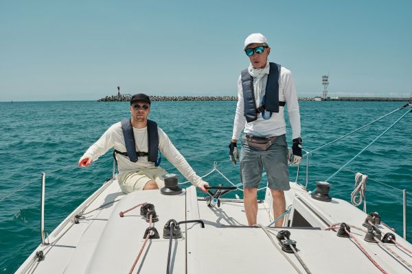 deux personnes navigant sur un bateau en gilet de sauvetage