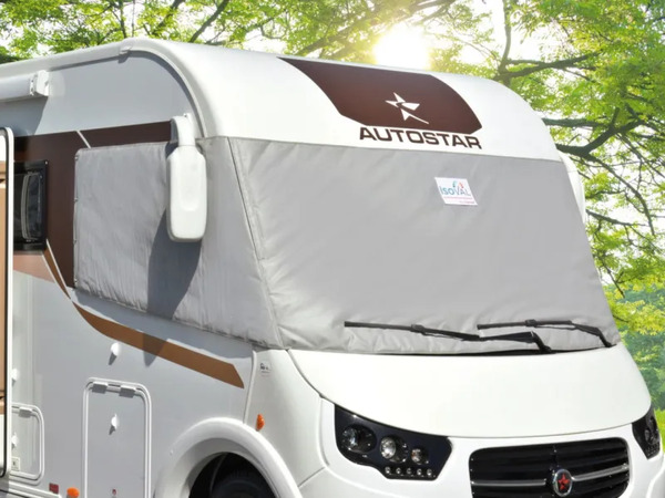 Un camping-car avec un rideau isolant sur le pare brise