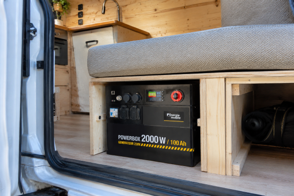 batterie PowerBox installée sous la banquette d'un van aménagé