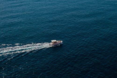 photo d'une vedette en mer, moteur allumé