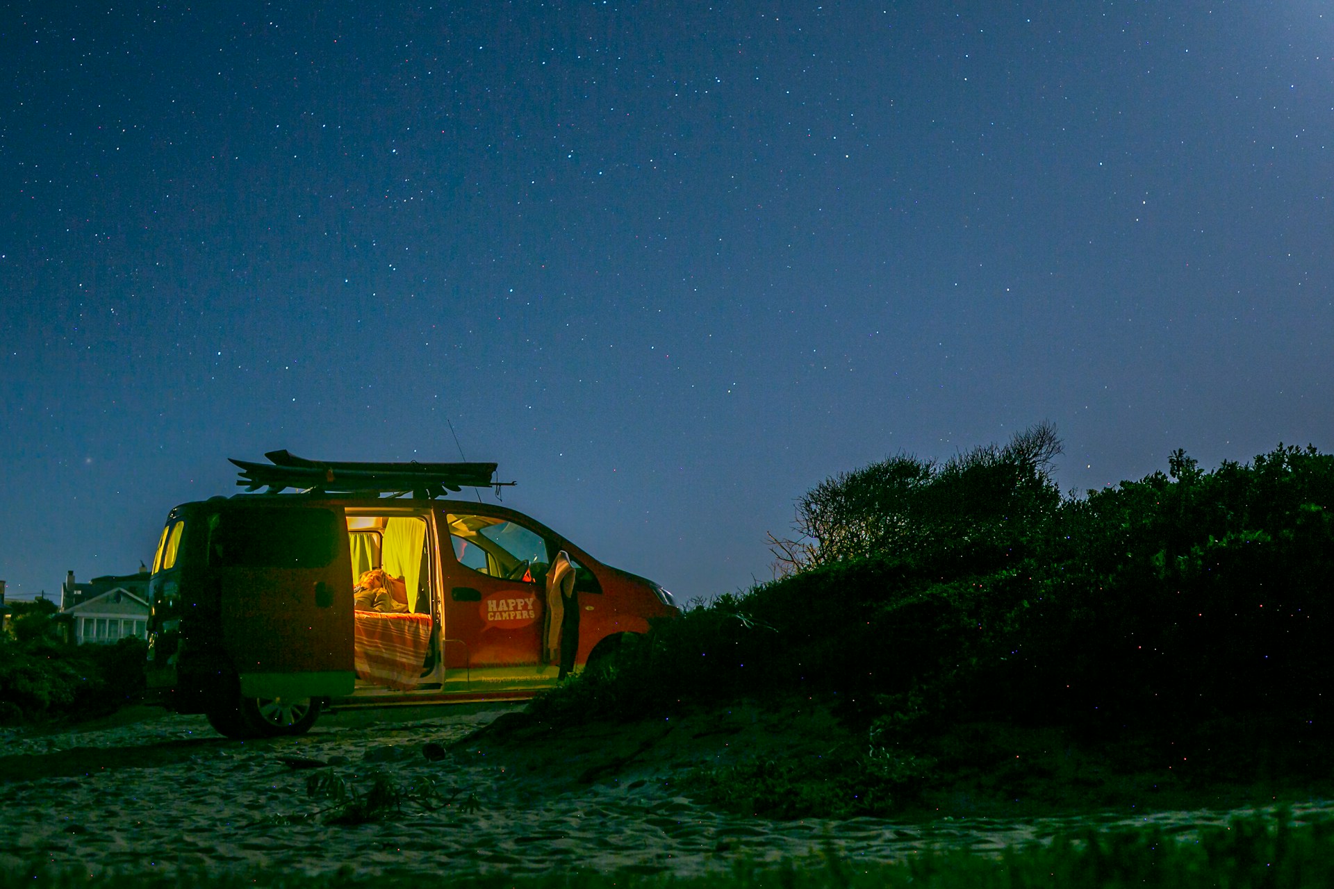 camping car avec un volet isolant sur le pare brise