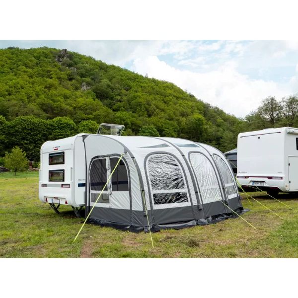 Homme posant devant son camping car