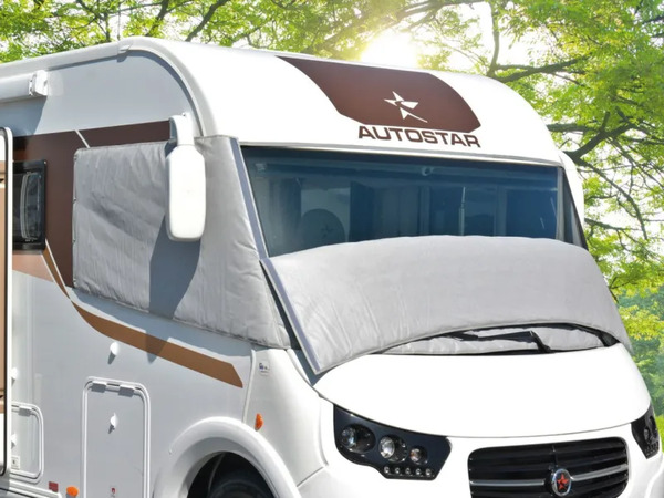 camping-car avec un rideau isolant ouvert sur le pare brise