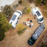 Homme posant devant son camping car