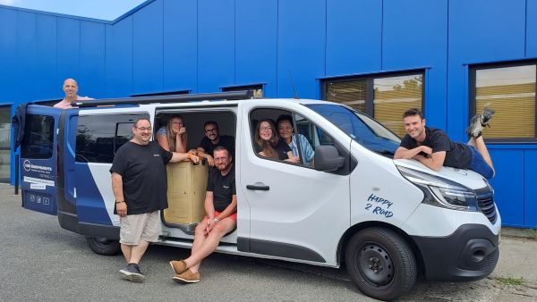 Photo de l'équipe dans un fourgon aménagé