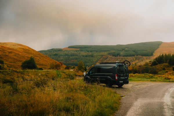 fourgon dans un paysage d'automne